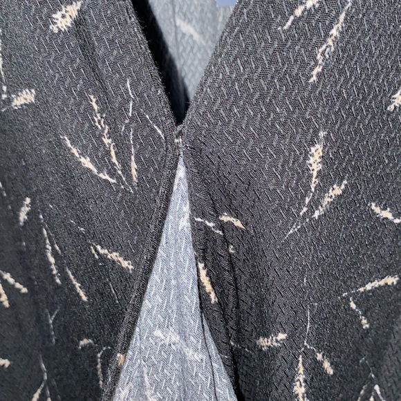 ✅Universal Thread wrap front blouse - Picture 3 of 7